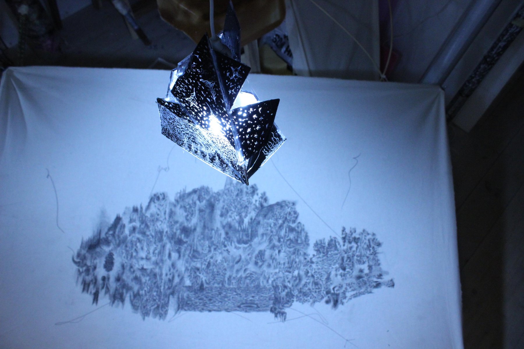 *Svart måne över spa islad* (2021) av Mattias Eliasson.